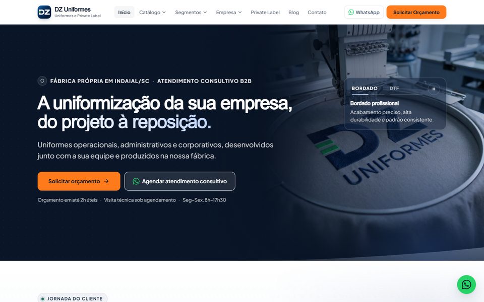 Página inicial do site da DZ Uniformes: título A uniformização da sua empresa, do projeto à reposição, sobre foto de uma máquina de bordado