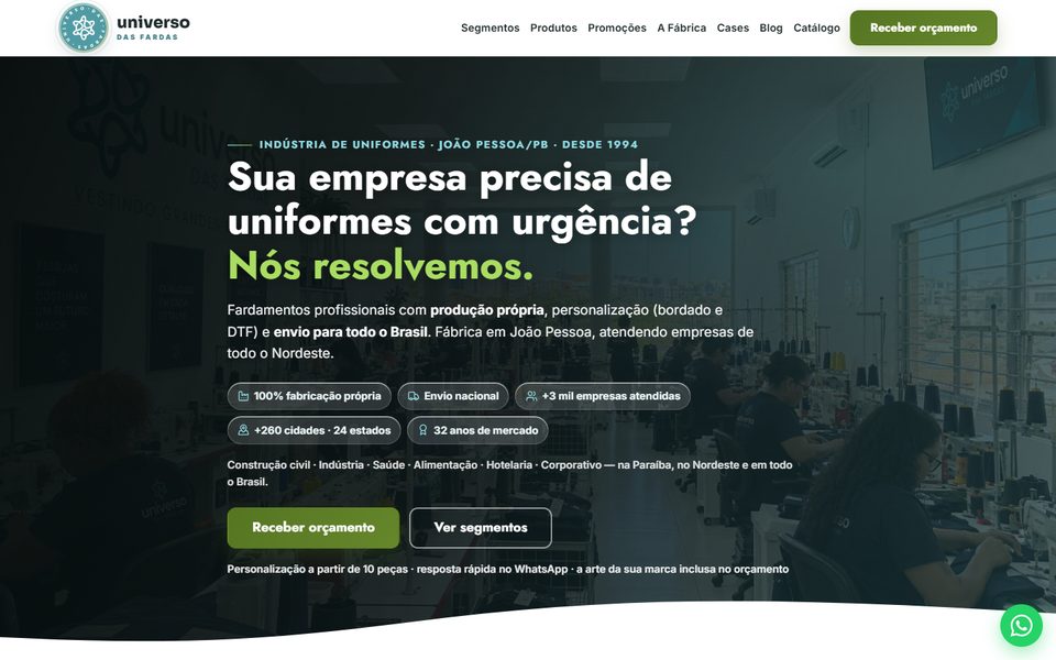 Página inicial do site da Universo das Fardas: título Sua empresa precisa de uniformes com urgência? Nós resolvemos, sobre foto da fábrica